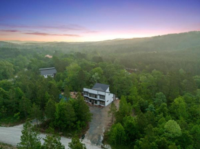 Disconnect to Connect Cabin Broken Bow, 4 Bedroom, 6 Bunk & Pickleball Court